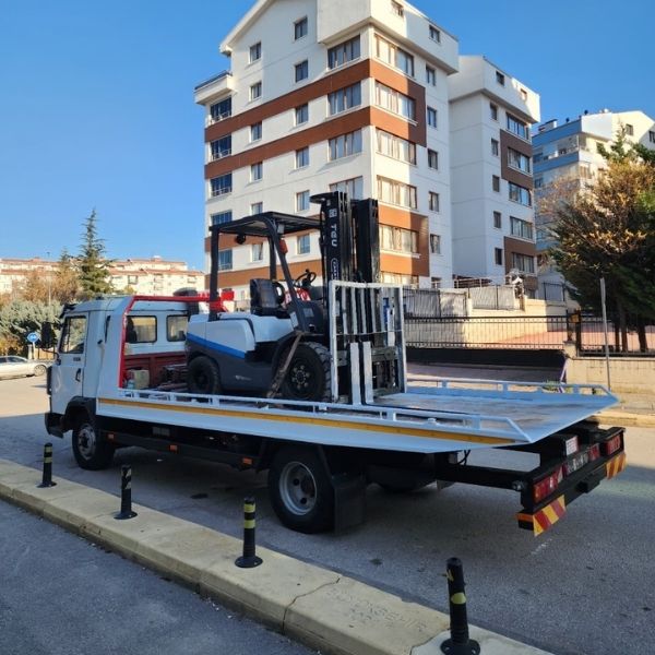 Kızılay forklift kiralama fiyatları için sahada çalışan forklift makinesi